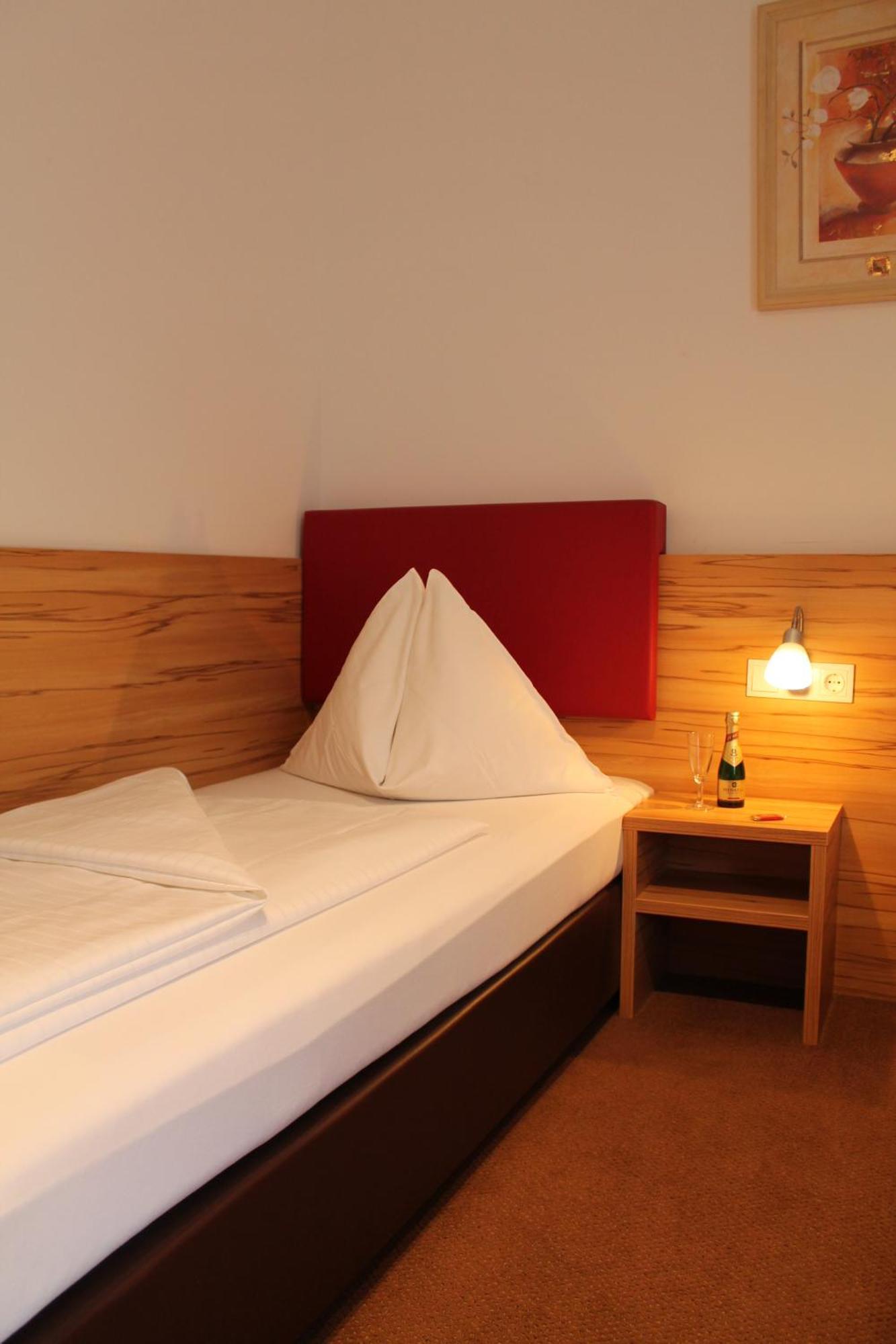 Hotel Restaurant Schwartz Neusiedl am Steinfelde Værelse billede